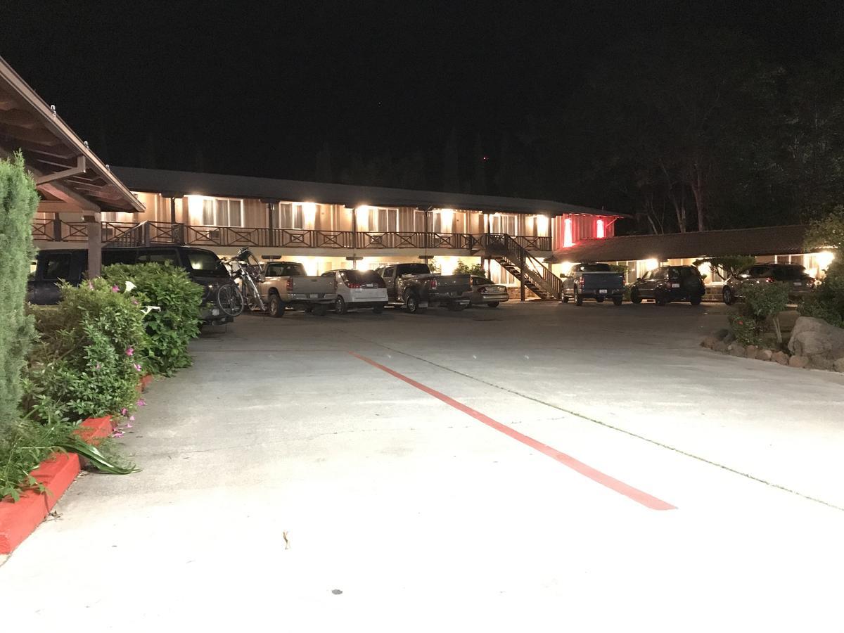 Red Bluff Inn Eksteriør bilde